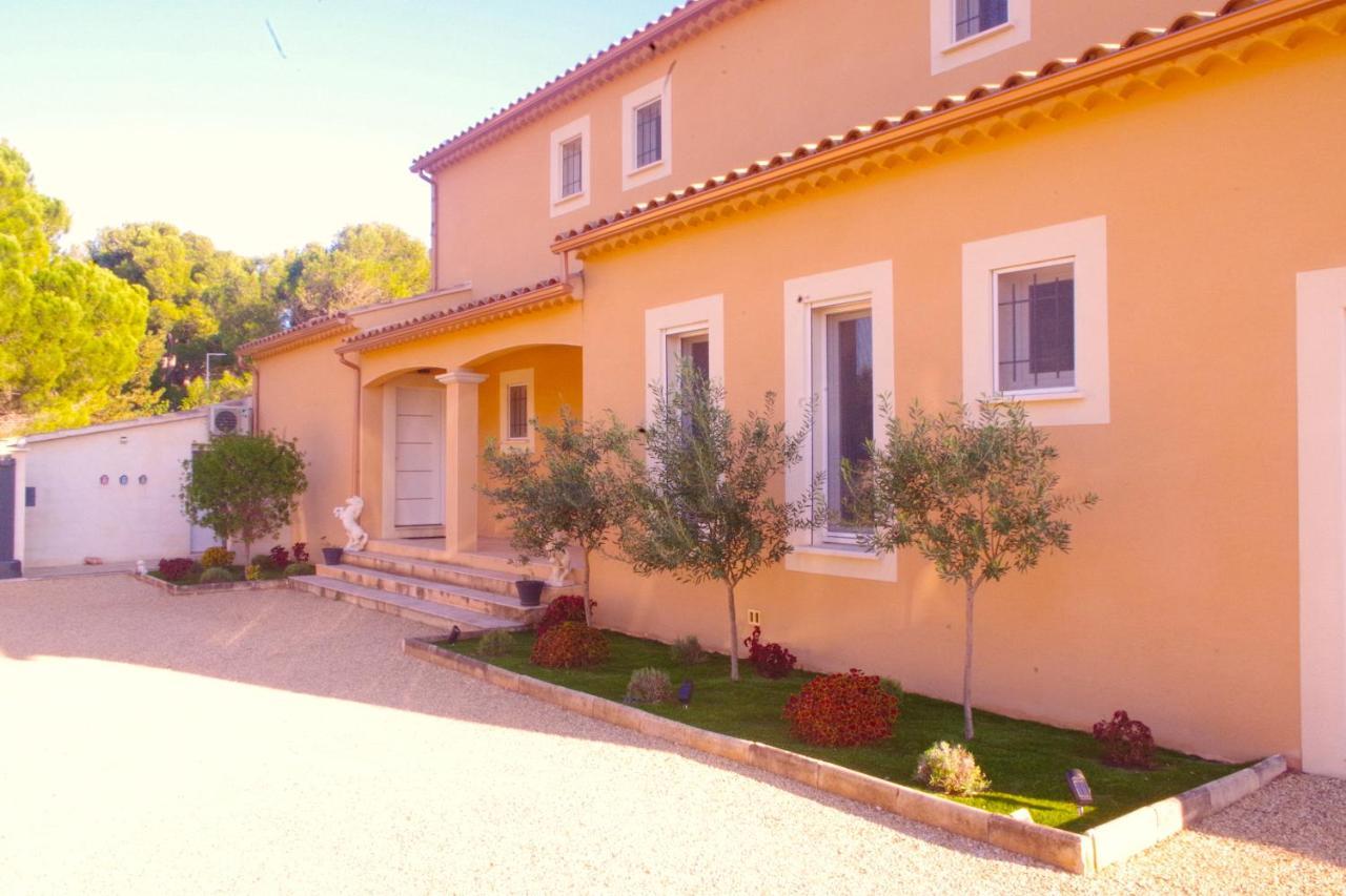 Lou Meinado Bed & Breakfast Saint-Martin-de-Crau Exterior photo