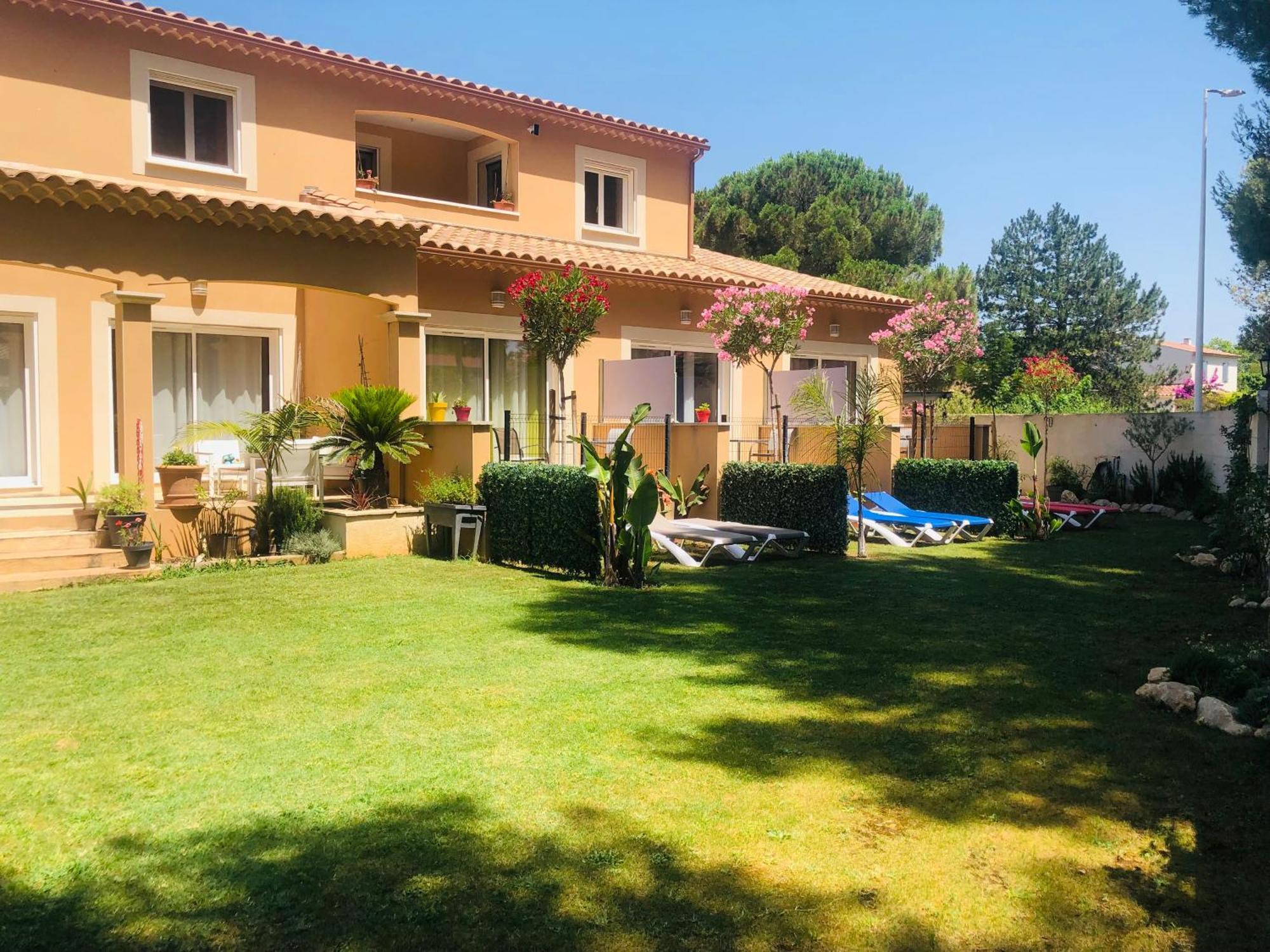 Lou Meinado Bed & Breakfast Saint-Martin-de-Crau Exterior photo